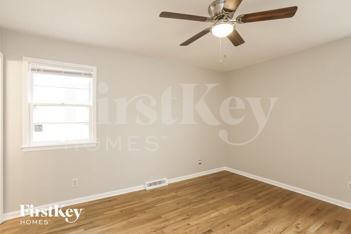 Building Photo - 7625 NW Milrey Dr