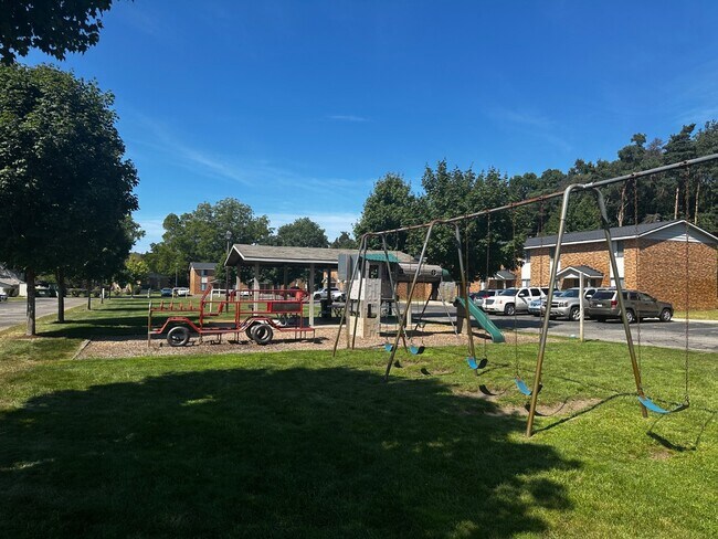 Building Photo - 475 W Mae Rose Ave