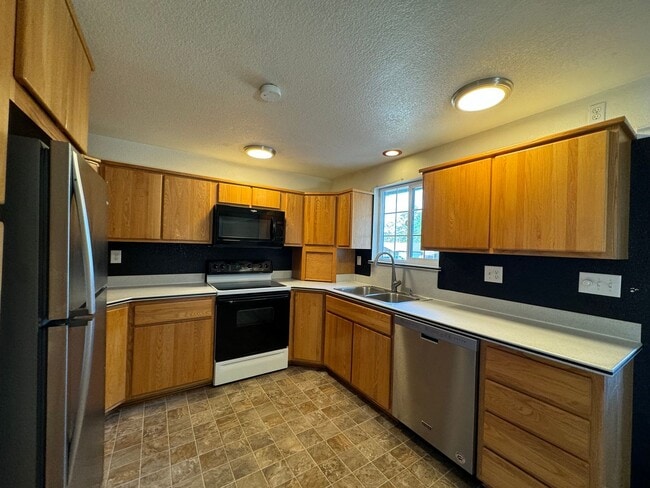 Building Photo - 3 Bedroom 2 bath house.