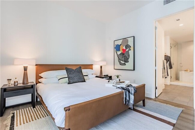 Building Photo - 807 Crawford St