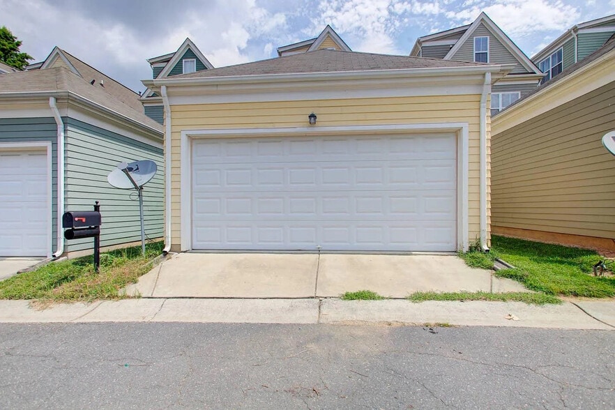 Building Photo - Room in House on Dubois Court
