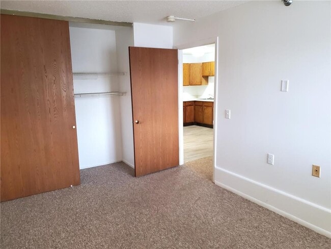 Building Photo - 215 Linden Ave W