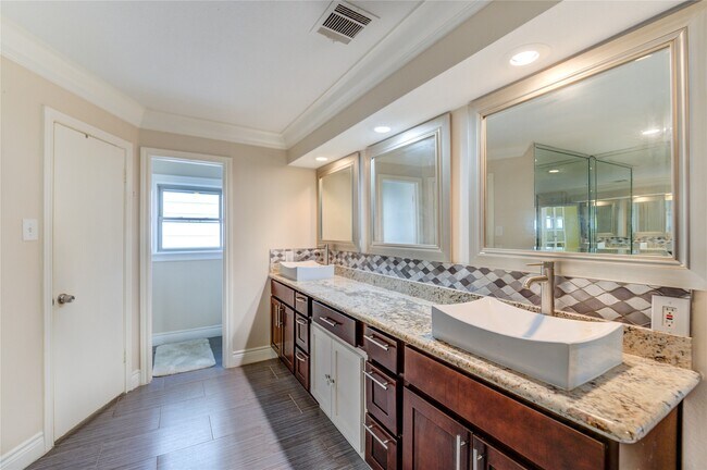 Building Photo - 2527 Potomac Dr