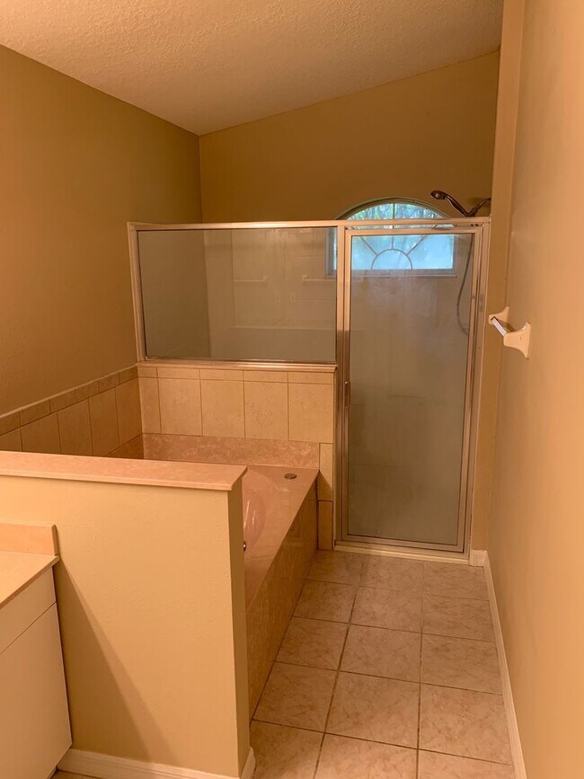 Building Photo - Beautiful 4-Bedroom, 2-Bath Home with Fenc...