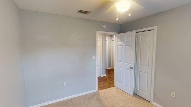 Building Photo - 910 Ave A