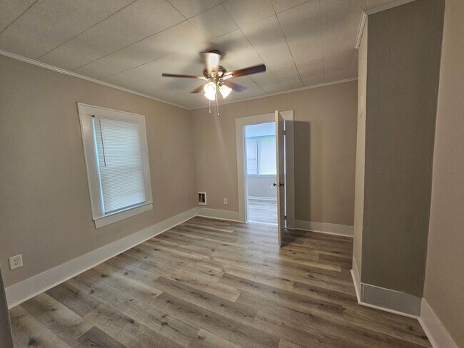 Building Photo - Newly Renovated 2 Bedroom with Bonus Room,...