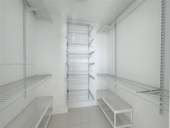 Building Photo - 210 Seaview Dr