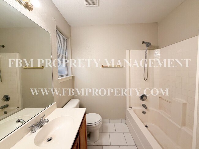 Building Photo - 3008 View Ln