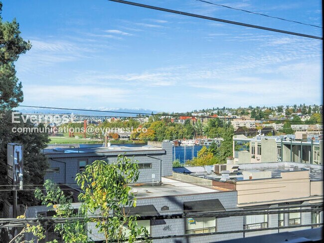 Building Photo - 2618 Eastlake Ave E