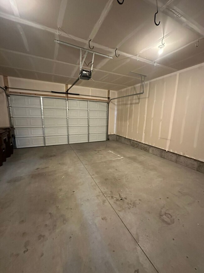 Building Photo - Deposit Moves You In This January! 3 Bed, 2.5 Bath Townhome in West Haven