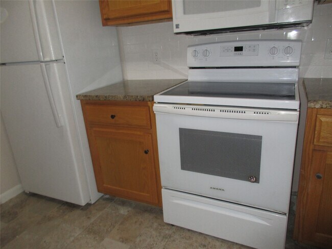 Building Photo - 17401 Red Oak Dr