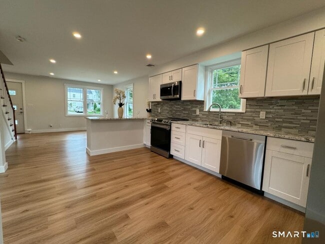 Building Photo - 429 Round Hill Rd