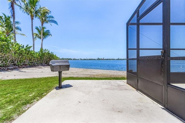 Building Photo - 716 Sarabay Rd