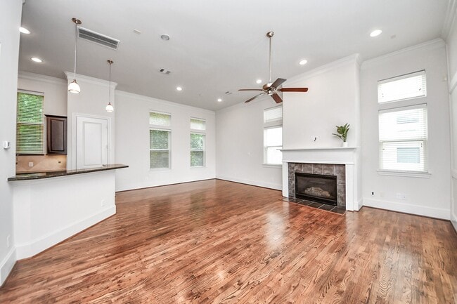 Building Photo - 8926 Lakeshore Bend Dr