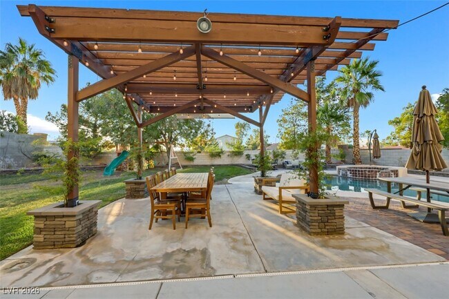 Building Photo - 9495 Vieno Canyon St