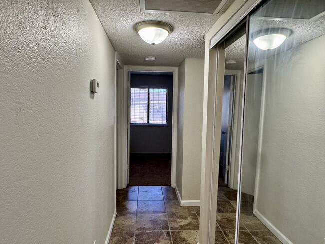Building Photo - 2BR condo convenient location
