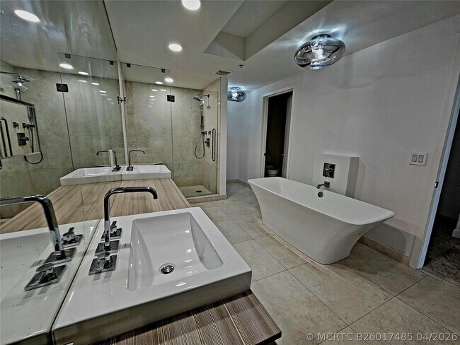 Building Photo - 17301 Biscayne Blvd