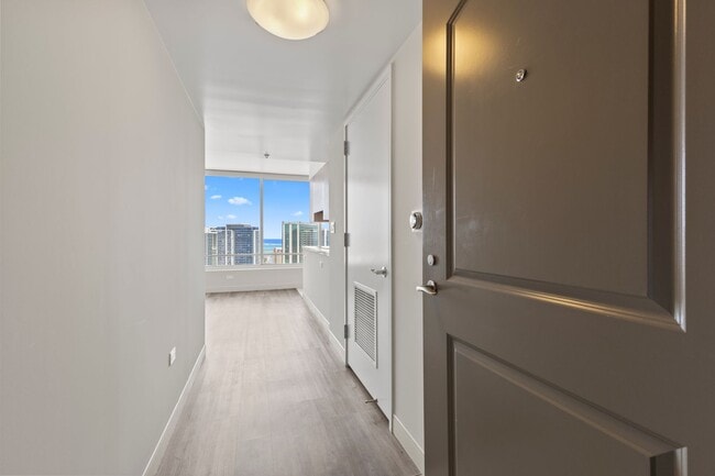 Building Photo - Convenient Urban Living!