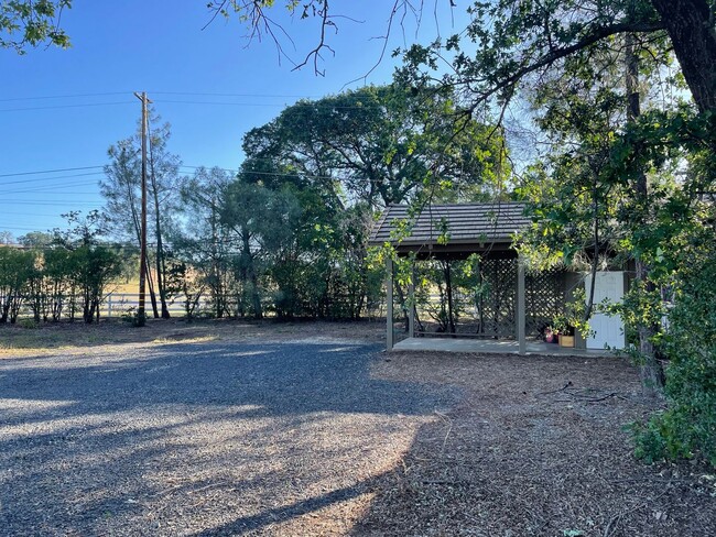 Building Photo - Cozy and convenient, private location, Cot...