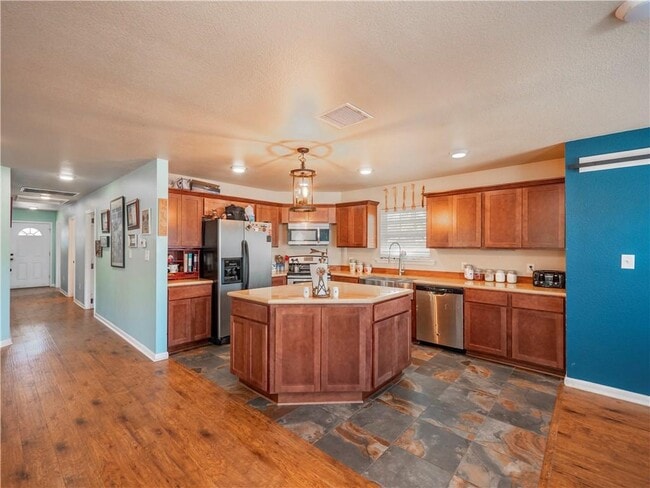 Building Photo - 691 Tamarack Dr