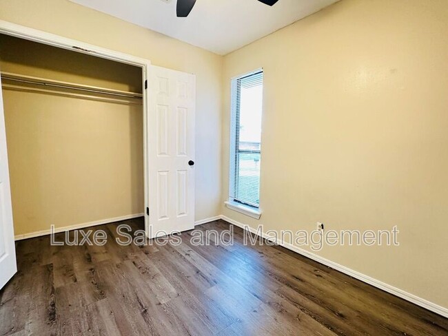 Building Photo - 522 Peppertree Ln