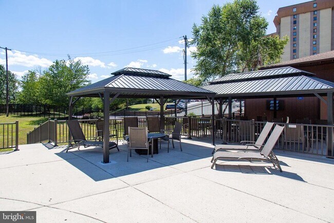 Building Photo - 20930 Valley Forge Cir