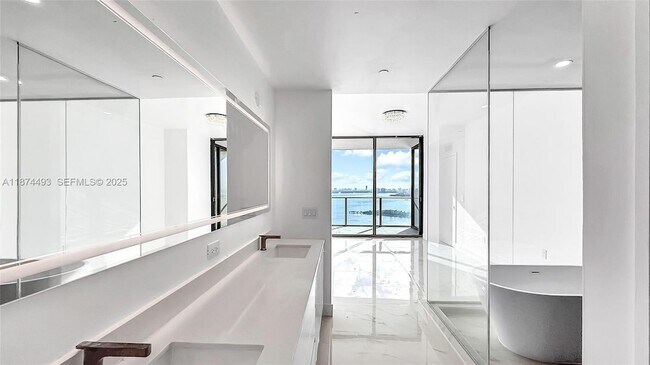 Building Photo - 700 NE 24th St