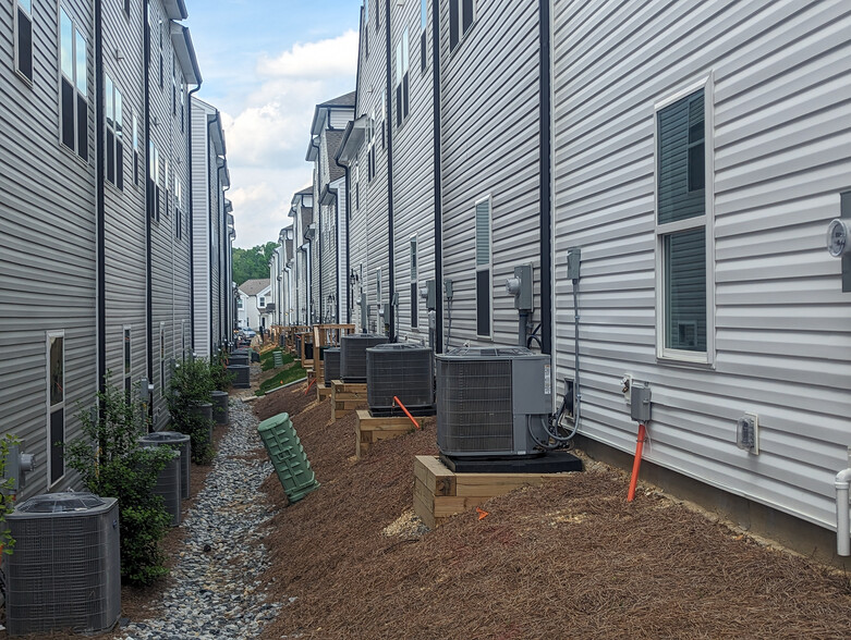 Building Photo - Room in Townhome on Scoter St