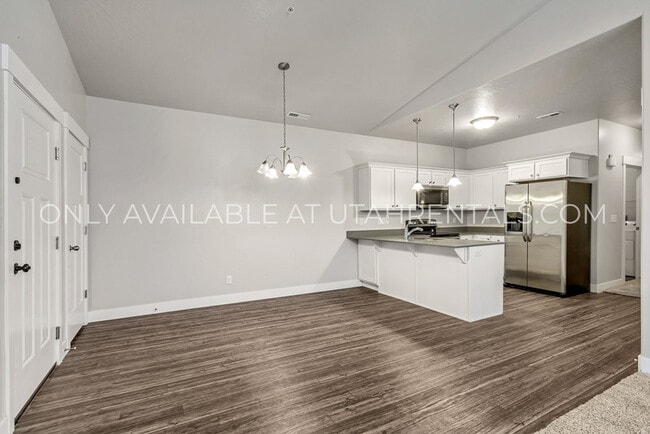 Building Photo - 42 W Silver Springs Dr