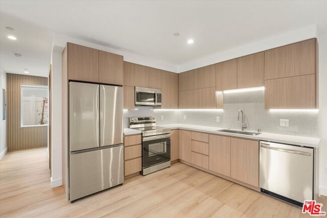 Building Photo - 11025 Blix St