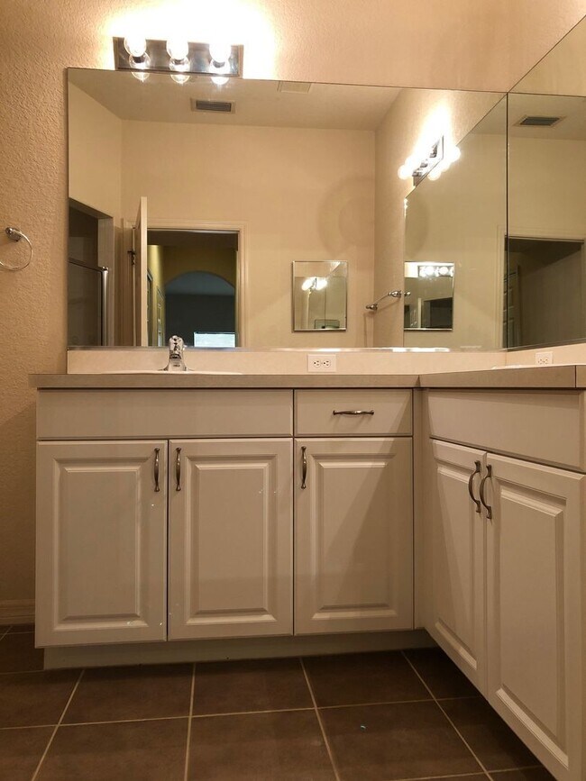 Building Photo - COMING SOON- Beautiful 3 room /2.5 bath Gated Community W/ Pool Close to the Skyway