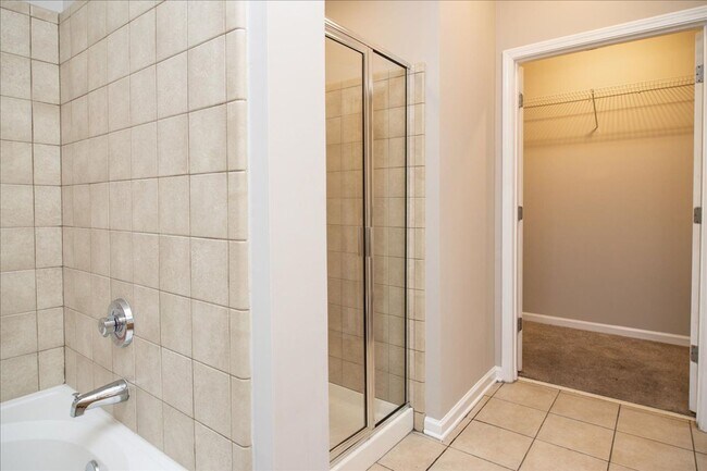 Building Photo - 2bd/2Ba Midtown Condo Perfect for Roommates w/ Pool and Gym!