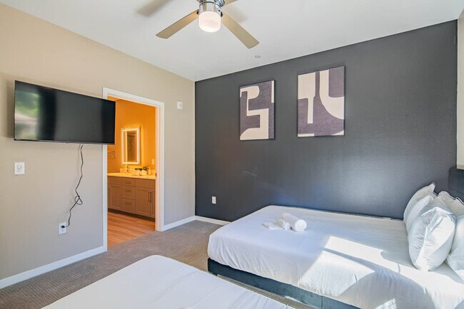 Building Photo - 777 E Stella Ln