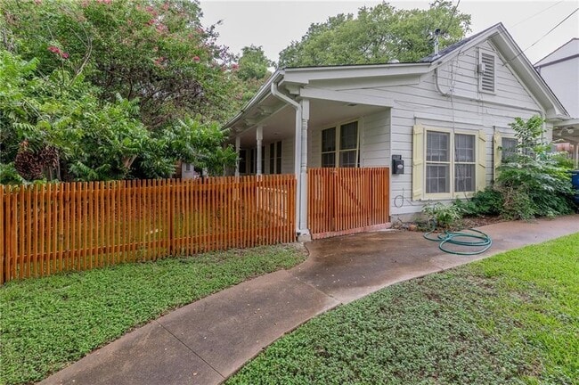 Building Photo - 2404 Schulle Ave