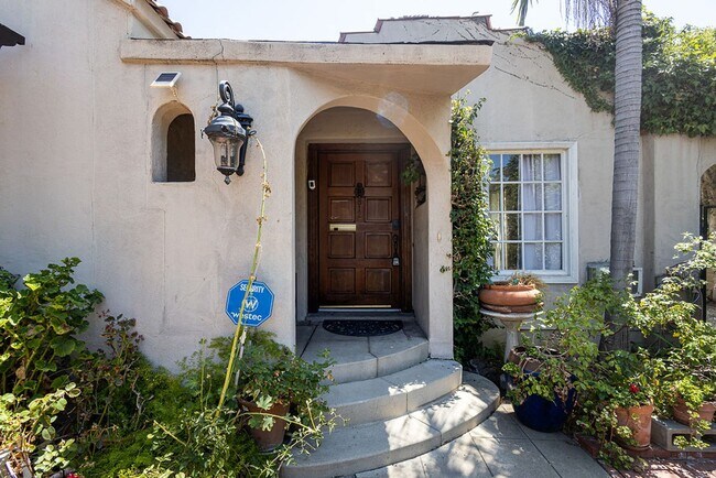 Building Photo - Warm & Welcoming Home Near Melrose with Room to Live, Work & Create