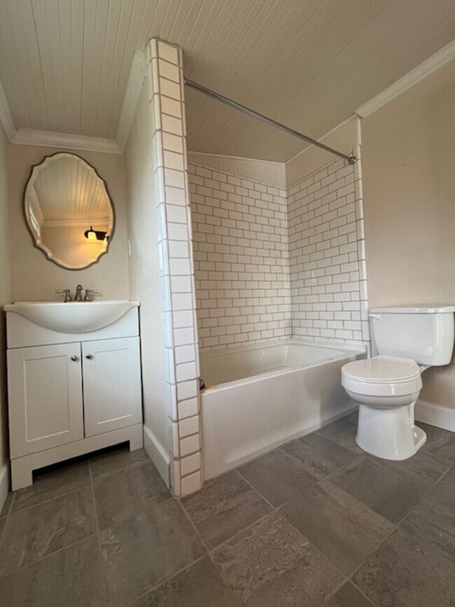 Building Photo - $250 off First full month!! Cute 1 Bedroom...