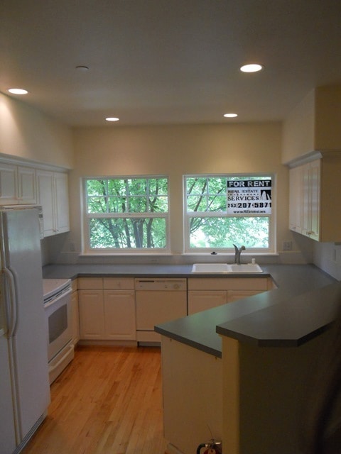 Building Photo - DUPONT! 3 BEDROOM 2.5 BATH CONDO WITH 2 CA...