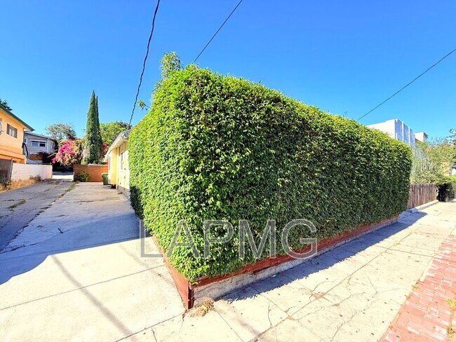 Building Photo - 4447 Lockwood Ave