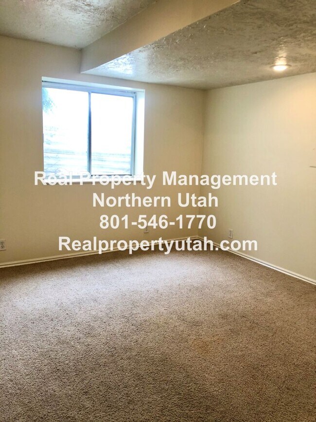 Building Photo - 4 Bedroom 2.5 Bathroom House In Layton Available!