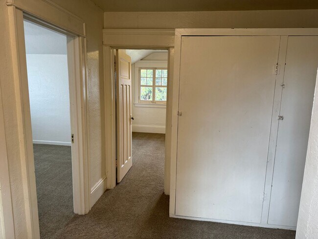 Building Photo - Large 4 bedroom, 1.5 bathroom farm house on River Rd!