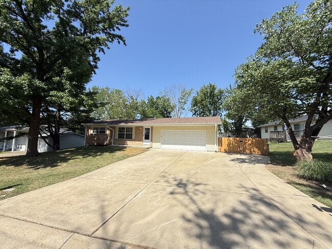 Primary Photo - 2 Martin Ln