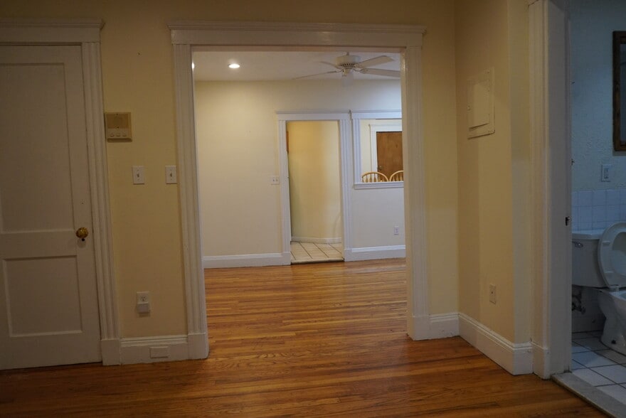 Building Photo - 240 Kelton St