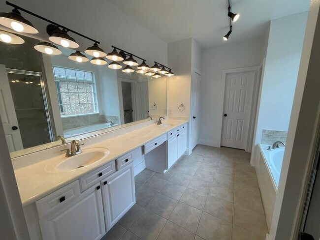 Building Photo - 16735 Sonoma Del Norte Dr