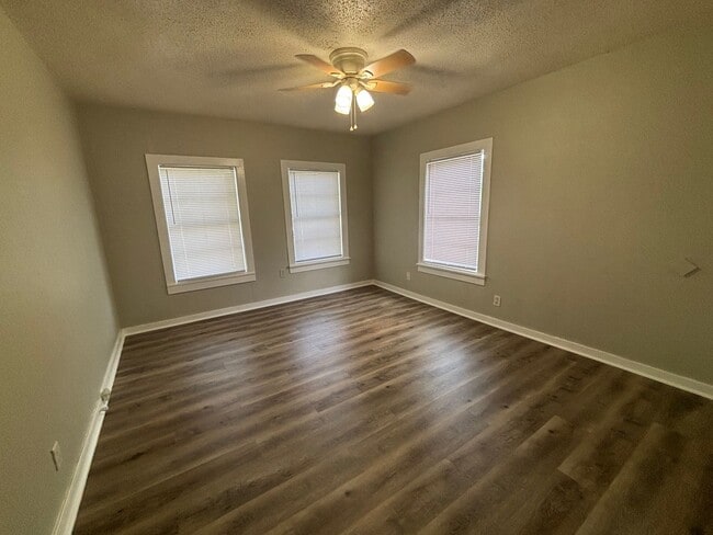 Building Photo - Charming 3 bedroom 2 bath home