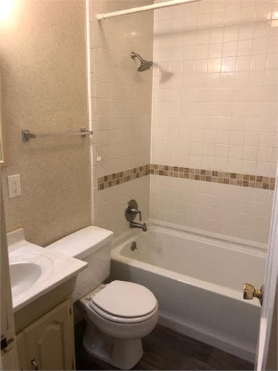 Building Photo - 411 E Hulse St