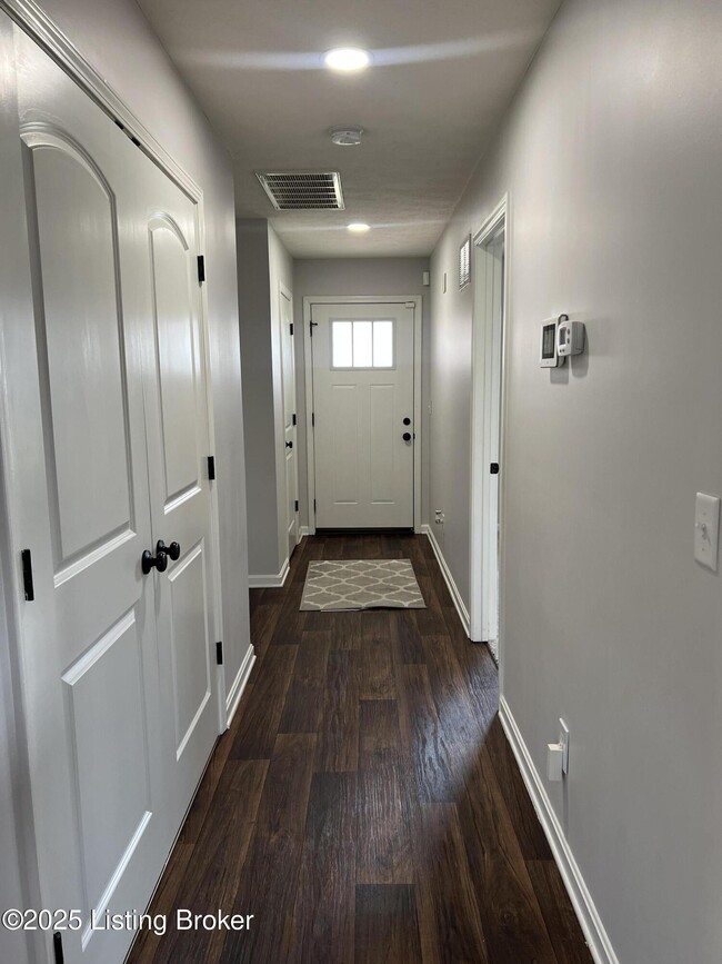 Building Photo - 220 Meadowcrest Dr