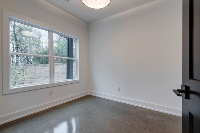 Building Photo - Welcome to Your Stylish Haven in Vibrant East Nashville!