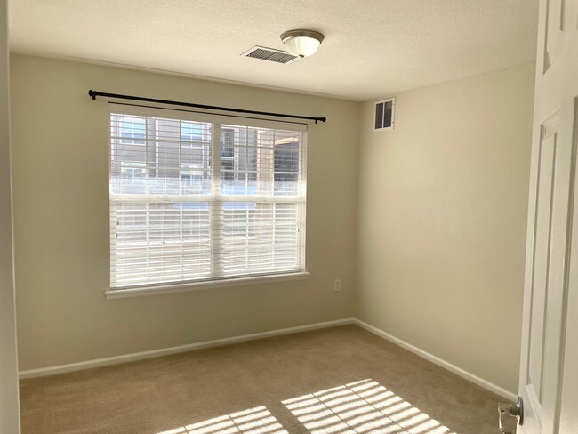 Building Photo - 2 bedroom 1 bath condo for rent in Parker ...