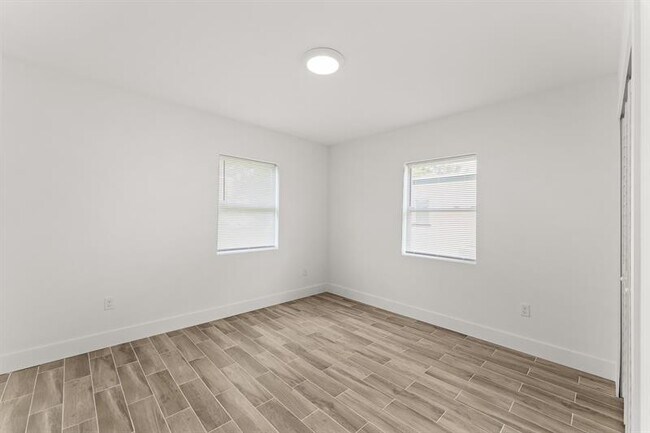 Building Photo - 602 S 13th St