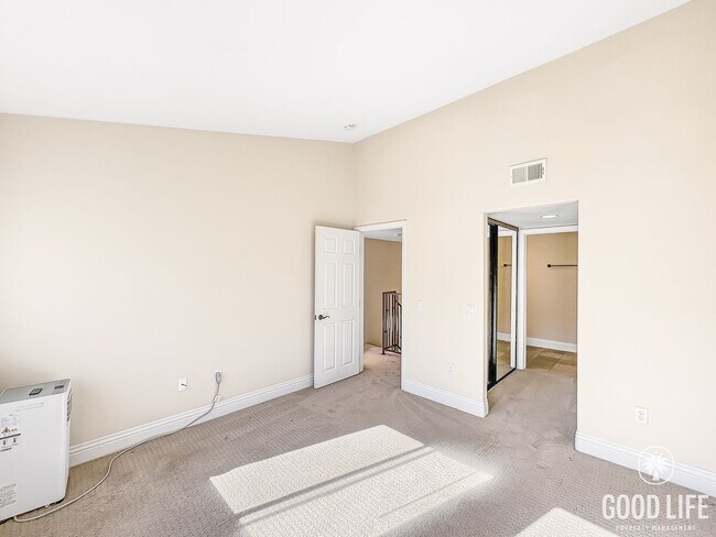Building Photo - Amazing 2BD/2.5BA condo w/ washer/dryer & ...